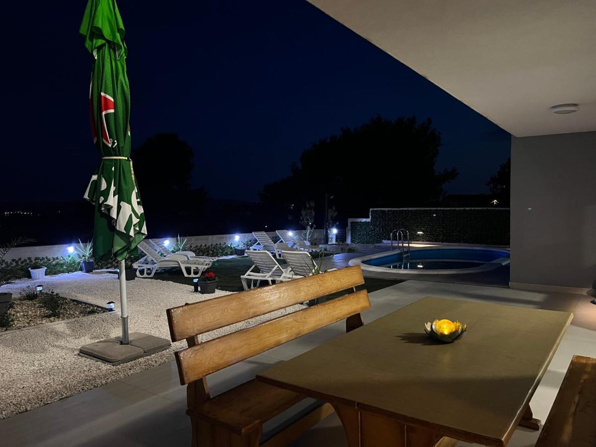 Villa Marta 3 Bedrooms, 2 Baths And Pool Kaštel Štafilić Esterno foto